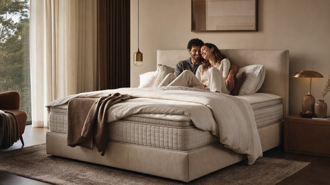 Modernes Schlafzimmer mit Boxspringbett im warmen Morgenlicht – Was ist ein Boxspringbett Guide