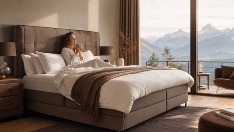 Modernes Boxspringbett in hellem Schweizer Schlafzimmer mit warmem Morgenlicht – Boxspringbett Test Schweiz