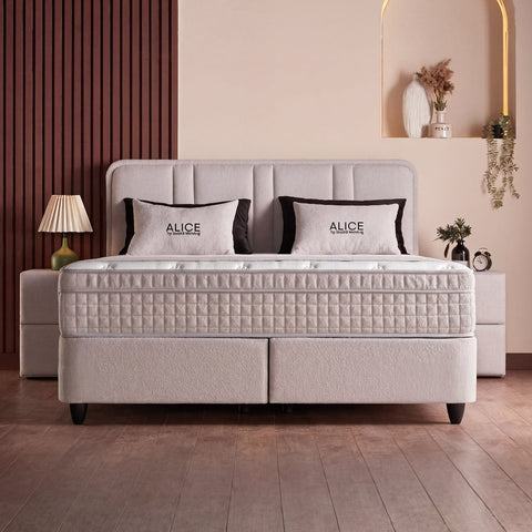 Alice Boxspringbett in Bouclé Beige, Frontansicht mit gepolstertem Kopfteil, Matratze und Topper sowie dekorativen Kissen