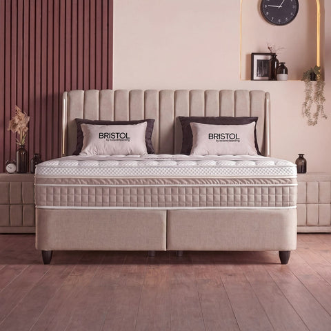 Bristol Boxspringbett in Samt Velours Beige, Frontansicht mit gepolstertem Kopfteil, Matratze und Topper im Schlafzimmer