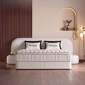 Brooklyn Boxspringbett in Samt Beige, Frontansicht im Schlafzimmer mit geschwungenem Kopfteil, Matratze und Topper