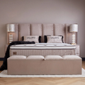 Callisto Boxspringbett in Samt Beige, Frontansicht mit hohem Kopfteil, Matratze, Topper und Bettbank mit Stauraum