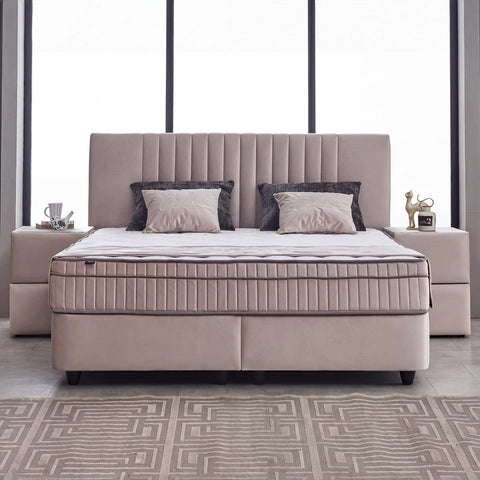 Clara Boxspringbett in Braun-Beige mit Samtbezug, Frontansicht im Schlafzimmer mit Matratze, Topper und vertikal gestepptem Kopfteil