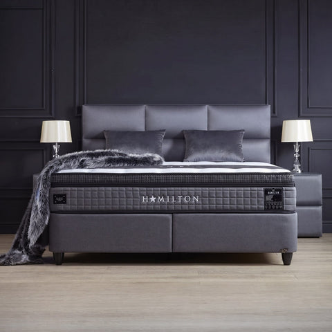 Hamilton Boxspringbett in Webstoff Grau als Frontansicht im eleganten Schlafzimmer mit Kopfteil und Matratze