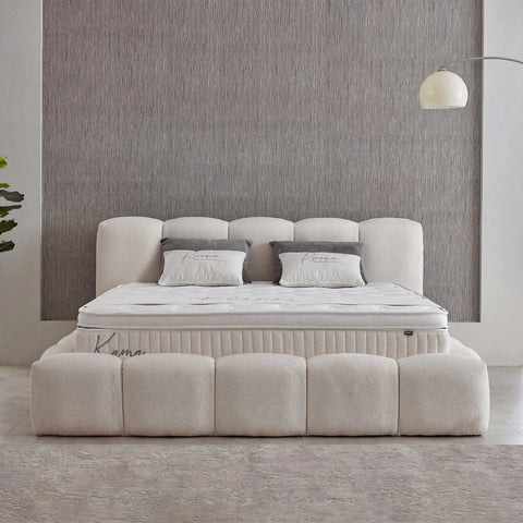 Kaona Boxspringbett in Teddy Bouclé Beige – Frontansicht mit gepolstertem Kopfteil, Matratze und Topper im Schlafzimmer