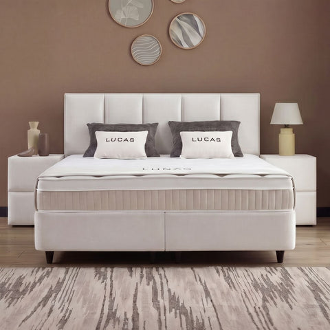 Lucas Boxspringbett in Creme mit Stoffbezug, Frontansicht im Schlafzimmer mit gepolstertem Kopfteil, Matratze und Topper