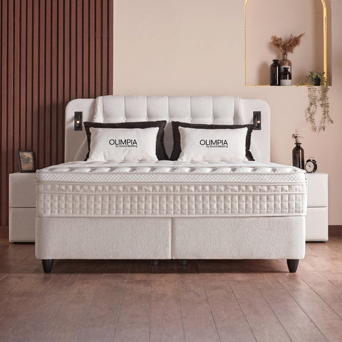 Olimpia Boxspringbett in Beige mit Bouclé-Bezug, Frontansicht mit gepolstertem Kopfteil, Matratze und Topper