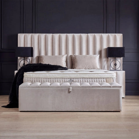 Oscar Boxspringbett in Samt Velours Creme, Frontansicht mit vertikal gestepptem Kopfteil, Matratze, Topper und gepolsterter Bettbank