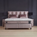 Phantom Boxspringbett in samtigem Webstoff Beige, Frontansicht mit gepolstertem Kopfteil, Matratze und Topper im eleganten Schlafzimmer