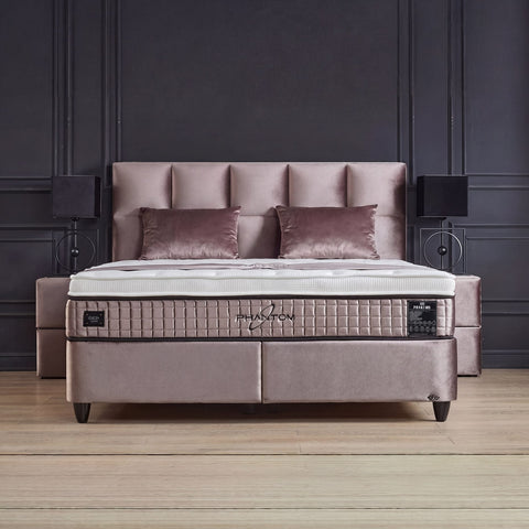 Phantom Boxspringbett in samtigem Webstoff Beige, Frontansicht mit gepolstertem Kopfteil, Matratze und Topper im eleganten Schlafzimmer