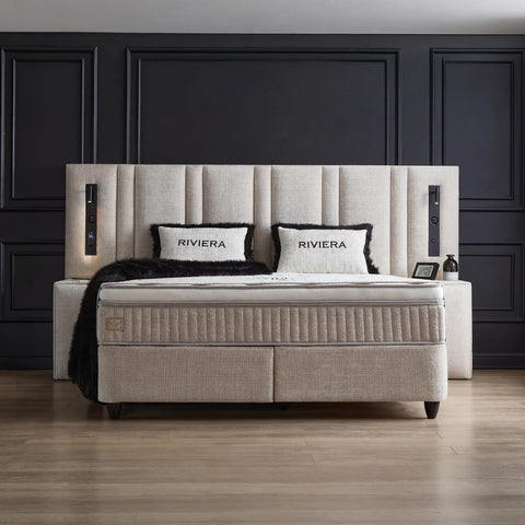 Riviera Boxspringbett in Webstoff Beige, Frontansicht mit hohem Kopfteil, Matratze und Topper im eleganten Schlafzimmer