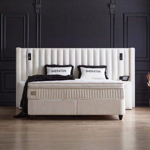 Sheraton Boxspringbett in Bouclé Weiss, Frontansicht mit hohem Kopfteil, Flügeln und Matratze im eleganten Schlafzimmer