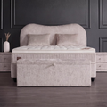 Sofia Boxspringbett in Teddy Beige, Frontansicht mit geschwungenem Kopfteil, Matratze und Topper im eleganten Schlafzimmer