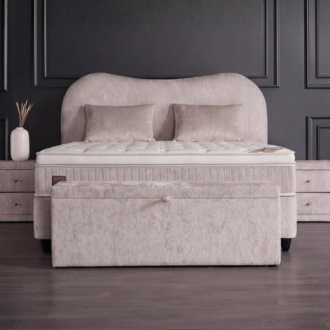 Sofia Boxspringbett in Teddy Beige, Frontansicht mit geschwungenem Kopfteil, Matratze und Topper im eleganten Schlafzimmer