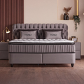 Sydney Boxspringbett in Samt Velours Grau, Frontansicht mit Chesterfield-Kopfteil, Matratze und Topper im Schlafzimmer