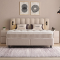 Wind Boxspringbett in Beige aus Stoff, Frontansicht im Schlafzimmer mit gepolstertem Kopfteil, Matratze und Topper