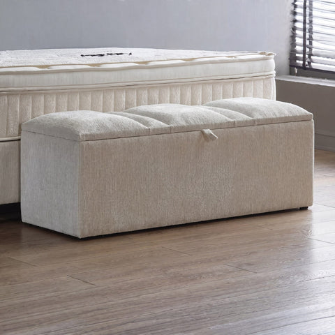 Gepolsterte Sitzbank in beigem Bouclé zum AURA Boxspringbett, Detail neben der gesteppten Matratze mit Stauraum