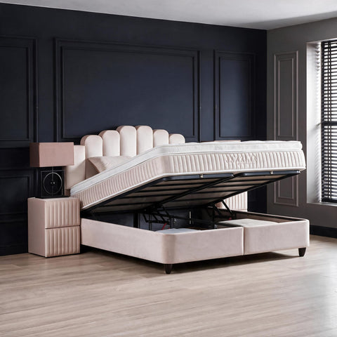 Belvano Jazzlyn Boxspringbett in Beige Samt mit geöffnetem Bettkasten und grossem Stauraum im eleganten Schlafzimmer