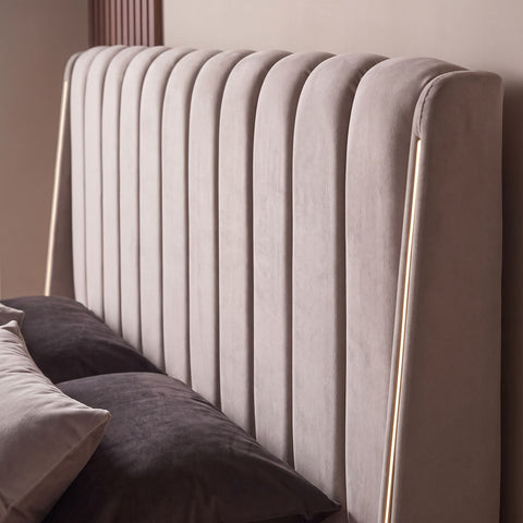 Nahaufnahme Kopfteil Bristol Boxspringbett in beigem Samt mit vertikaler Kanalsteppung und goldenen Zierleisten