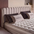 Bristol Boxspringbett Detail: gepolstertes Kopfteil in Samt Velours Beige mit gesteppter Matratze, Topper und Bristol-Kissen