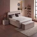 Bristol Boxspringbett Samt Velours Beige seitlich, Kopfteil und Matratzenaufbau mit Topper in warmer Schlafzimmerszene