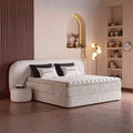 Brooklyn Boxspringbett in Beige, seitliche Ansicht des Samtbezugs mit rundem Kopfteil, Matratze und Topper