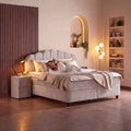 Cali Boxspringbett Samt Beige als Schlafzimmer-Szene mit Person, gemütliche Bettwäsche und stimmungsvolles Licht am Kopfteil