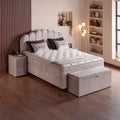 Cali Boxspringbett Samt Velours Beige in Seitenansicht mit Nachttisch, Bettkasten-Hocker und dickem Topper für Liegekomfort