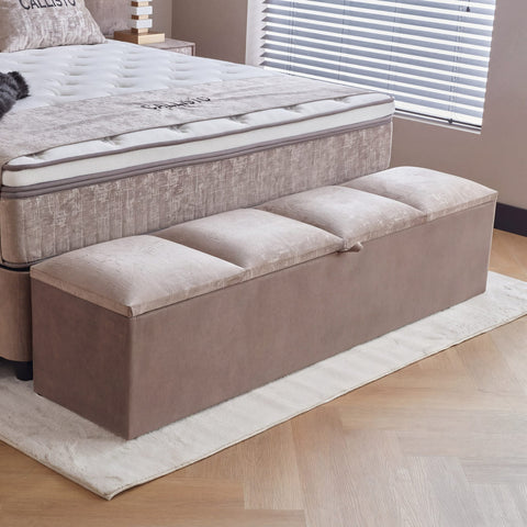 Bettbank des Callisto Boxspringbetts in Samt Beige mit Stauraum, davor die Matratze mit Topper