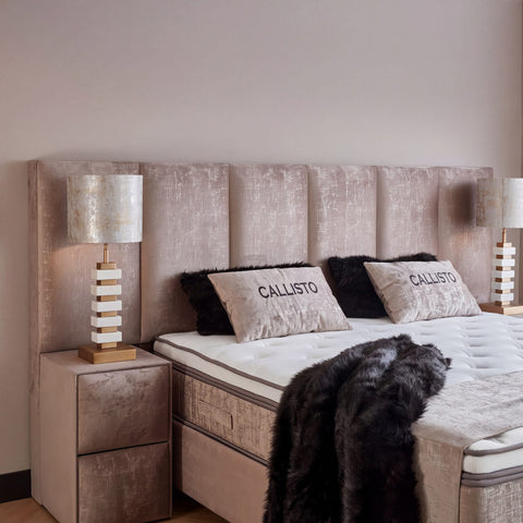 Kopfteil des Callisto Boxspringbetts in Samt Beige mit Callisto-Kissen, Nachttischen und Matratze im Detail