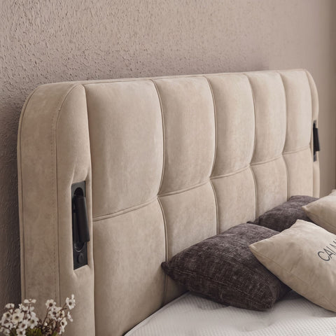Nahaufnahme des beigen gesteppten Kopfteils des Calma Boxspringbetts mit USB Anschlüssen