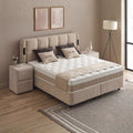 Calma Boxspringbett Beige mit Stoffbezug, seitliche Gesamtansicht mit Matratze, Topper und Kopfteil im Wohnraum