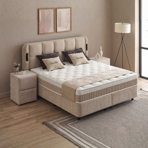 Calma Boxspringbett Beige mit Stoffbezug, seitliche Gesamtansicht mit Matratze, Topper und Kopfteil im Wohnraum
