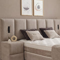 Davis Boxspringbett Beige Detailaufnahme vom gepolsterten Kopfteil mit Stoffbezug, Kissen und Matratzenaufbau