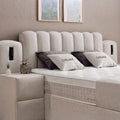 Dream Boxspringbett Detail vom gepolsterten Kopfteil in beigem Stoff mit Kissen, Matratze und Topper Nahaufnahme