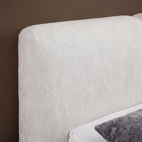 Nahaufnahme des cremefarbenen Stoffkopfteils des Esila Boxspringbetts mit weicher Textilstruktur