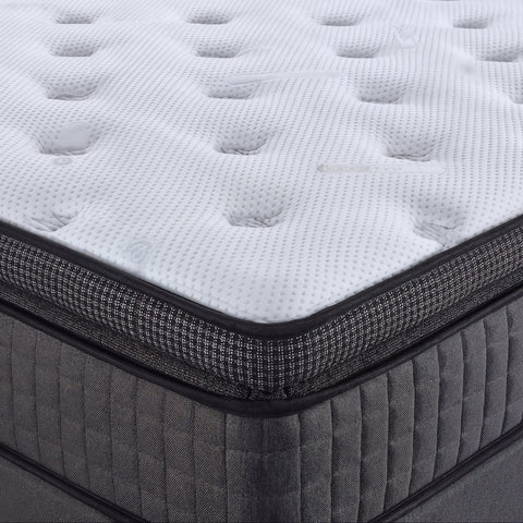 Nahaufnahme weisser Matratzentopper mit Steppung auf grauem Boxspring Unterbau