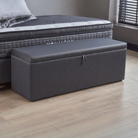 Bettbank in Webstoff Grau als Stauraum am Fussende des Hamilton Boxspringbett mit Matratze im Hintergrund