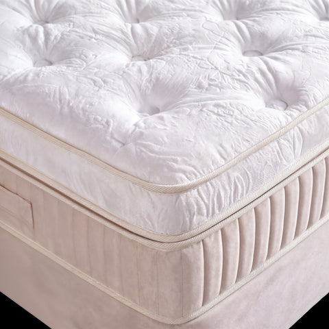 Nahaufnahme weisser Topper mit Knopfsteppung auf beigem Samtbezug Boxspring