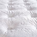 Nahaufnahme des weissen Toppers mit geknöpfter Steppung und strukturiertem Jacquard Bezug