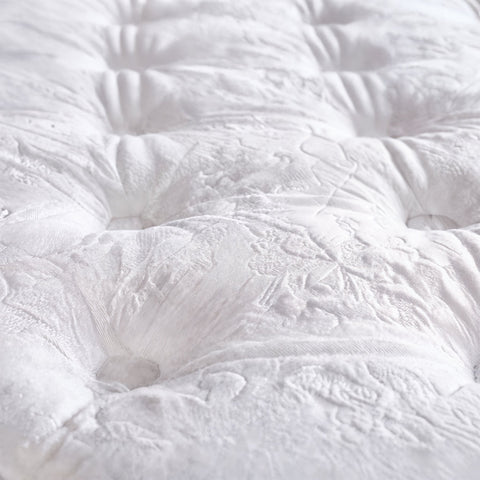 Nahaufnahme des weissen Toppers mit geknöpfter Steppung und strukturiertem Jacquard Bezug