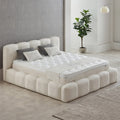 Kaona Boxspringbett Teddy Bouclé Beige in Seitenansicht – Kopfteil, Matratze und Topper in heller Schlafzimmer-Szene