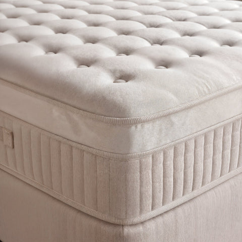 Nahaufnahme des Toppers mit Knopfsteppung und gestreiftem Matratzenbezug in Beige