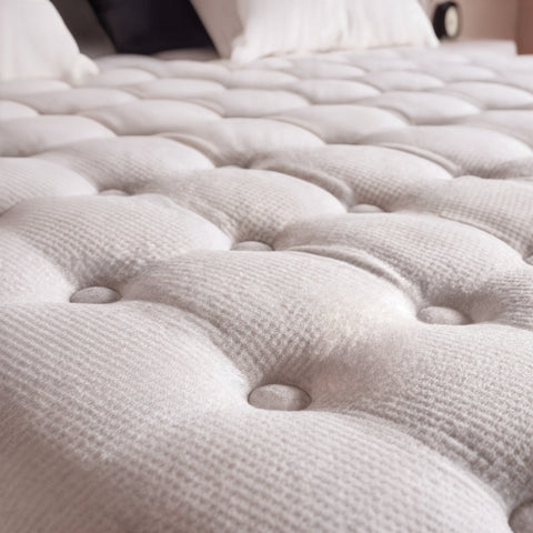 Nahaufnahme der gesteppten Topper Oberfläche mit Knopfheftung in Beige