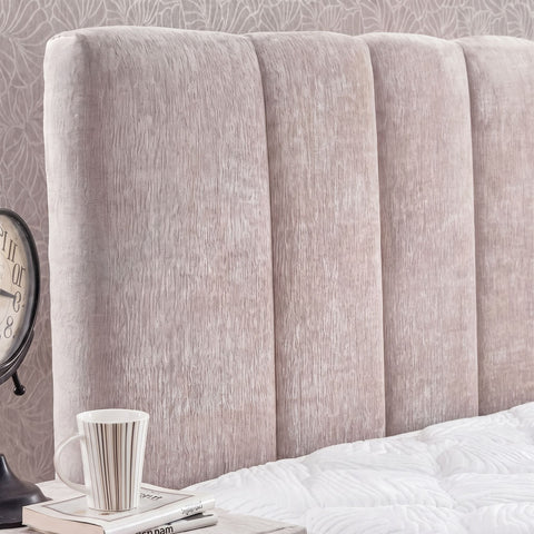 Nahaufnahme des Kopfteils vom Lucia Boxspringbett mit vertikaler Kanalsteppung in grau beigem Strukturstoff