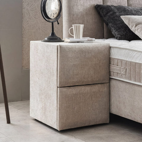 Gepolsterter Nachttisch des Lucia Boxspringbetts aus Strukturstoff in Grau-Beige mit zwei Schubladen neben dem Kopfteil