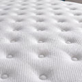 Nahaufnahme des weissen Matratzenbezugs mit Steppung und Knopfdetails