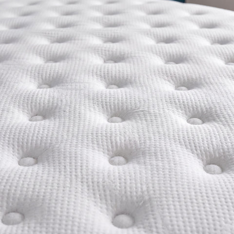 Nahaufnahme des weissen Matratzenbezugs mit Steppung und Knopfdetails