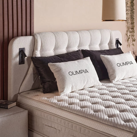 Olimpia Boxspringbett Detailaufnahme des Bouclé-Kopfteils in Beige mit Kissen, Matratze und Topper im orthopädischen Aufbau
