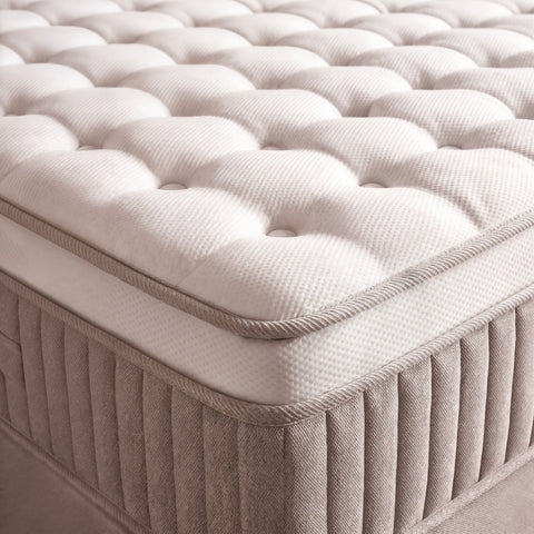 Nahaufnahme Topper mit Knopfsteppung auf Matratze mit beigem Bouclé Bezug